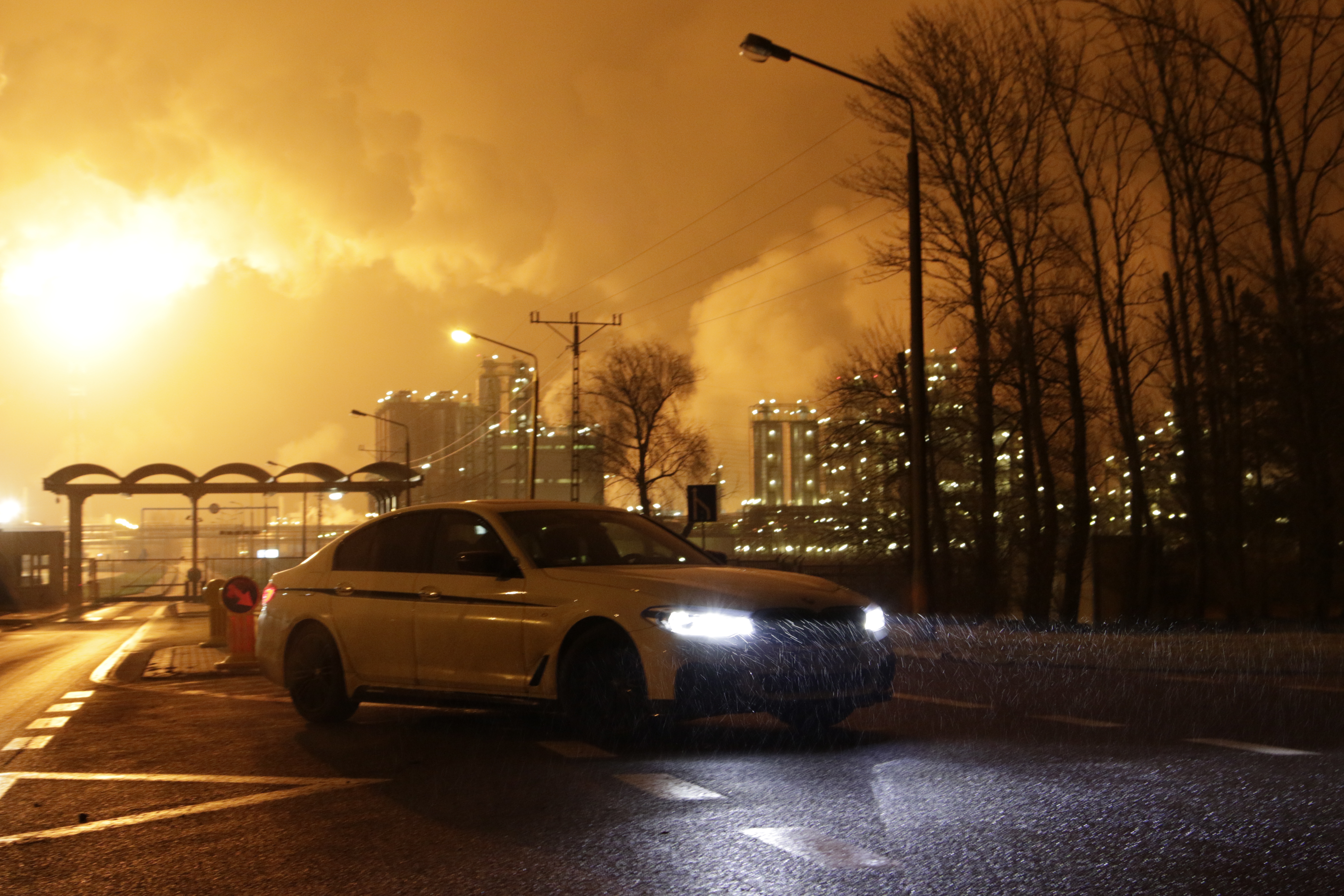 BMW 5 Series deszcz nocą