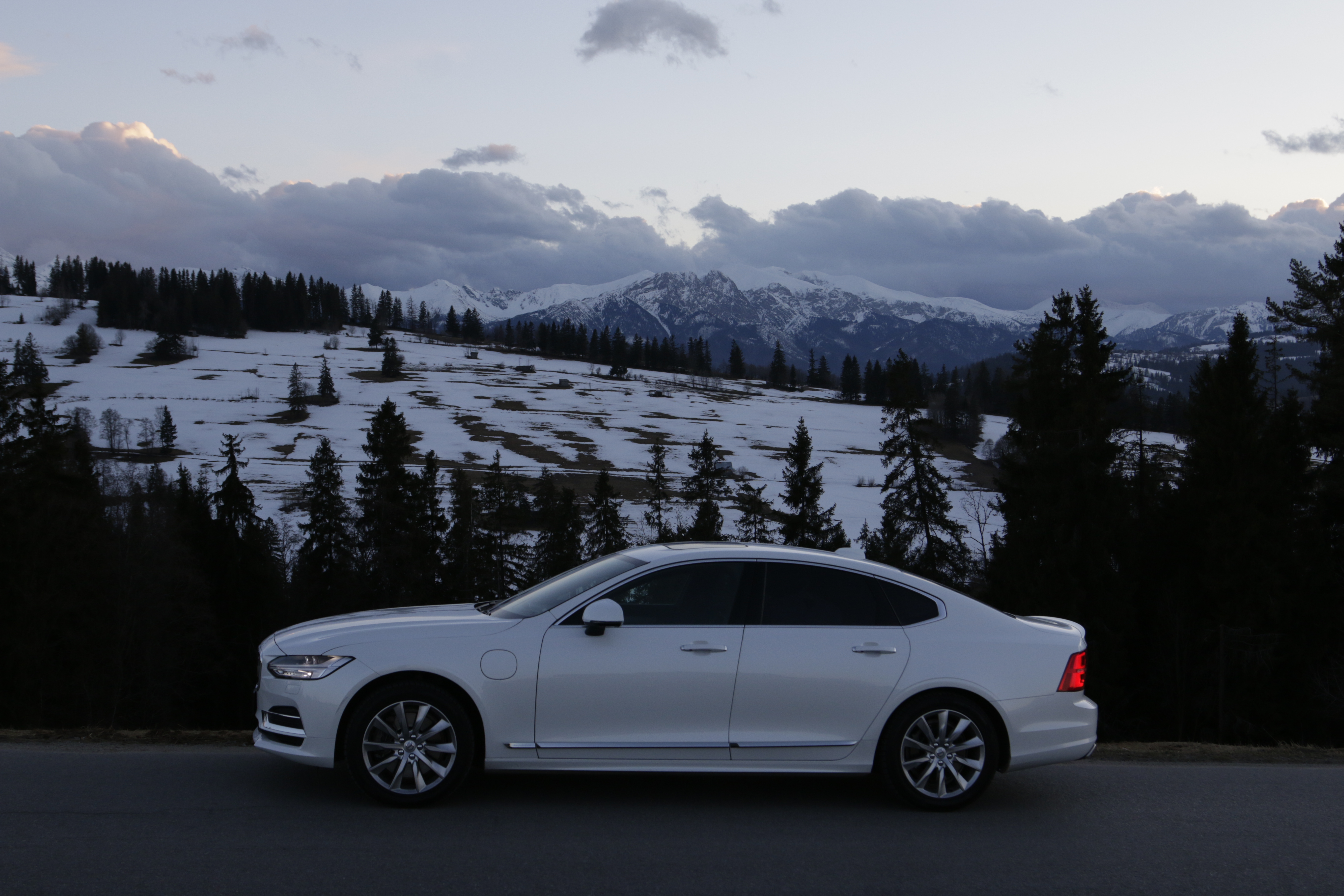 Volvo S90 z górami w tle