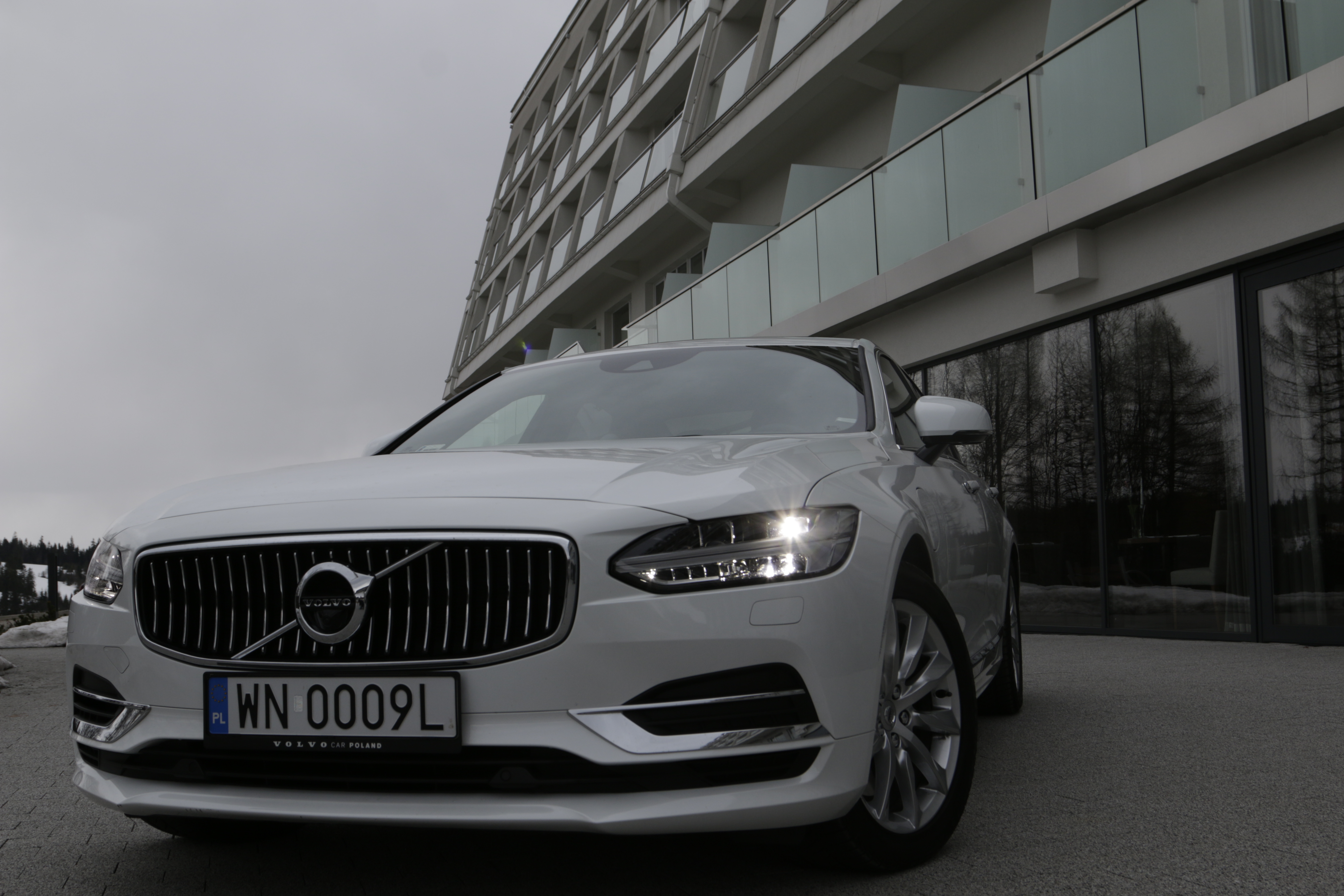 Volvo S90 przed hotelem