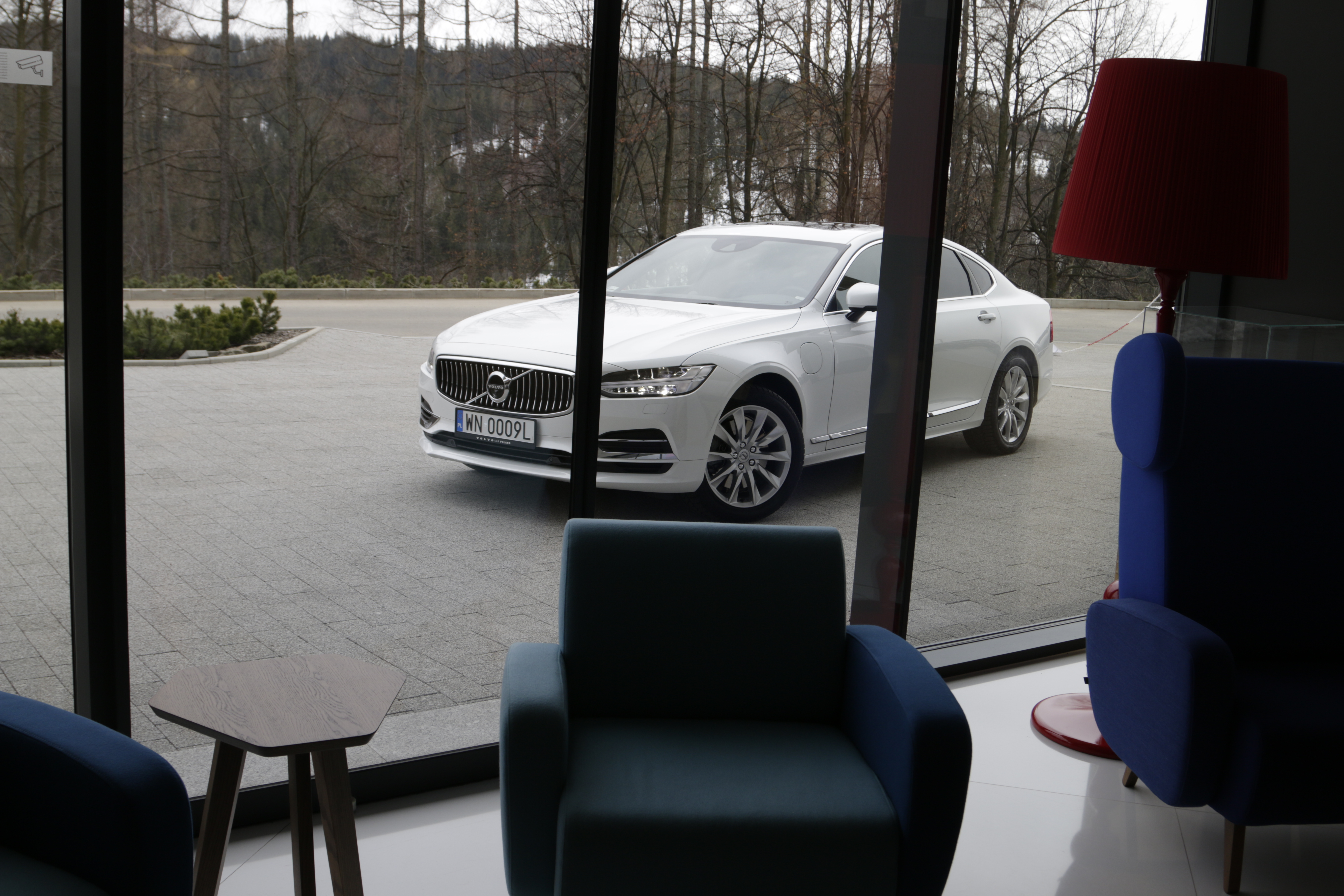 Volvo S90 w showroomie