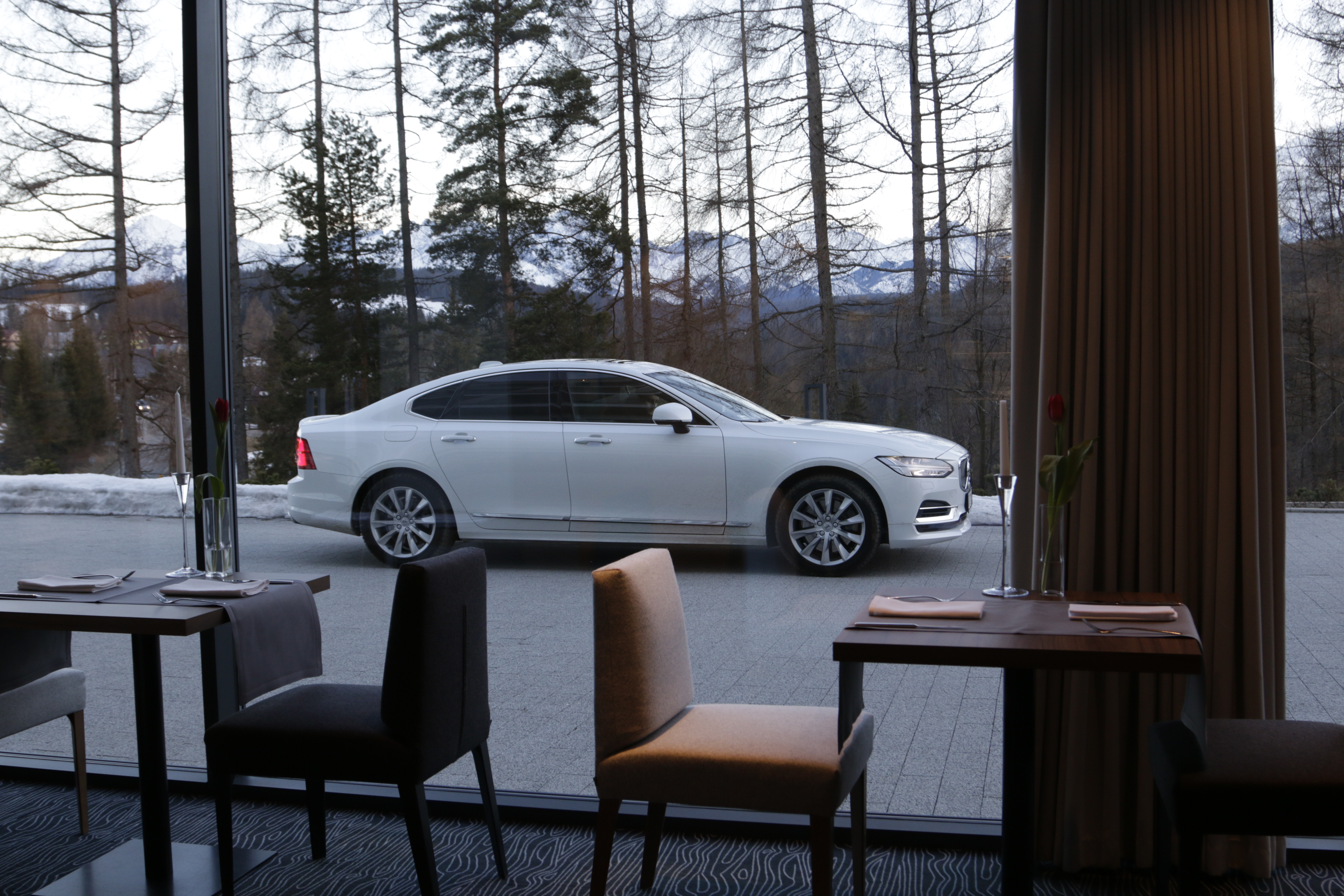Volvo S90 przez okno restauracji