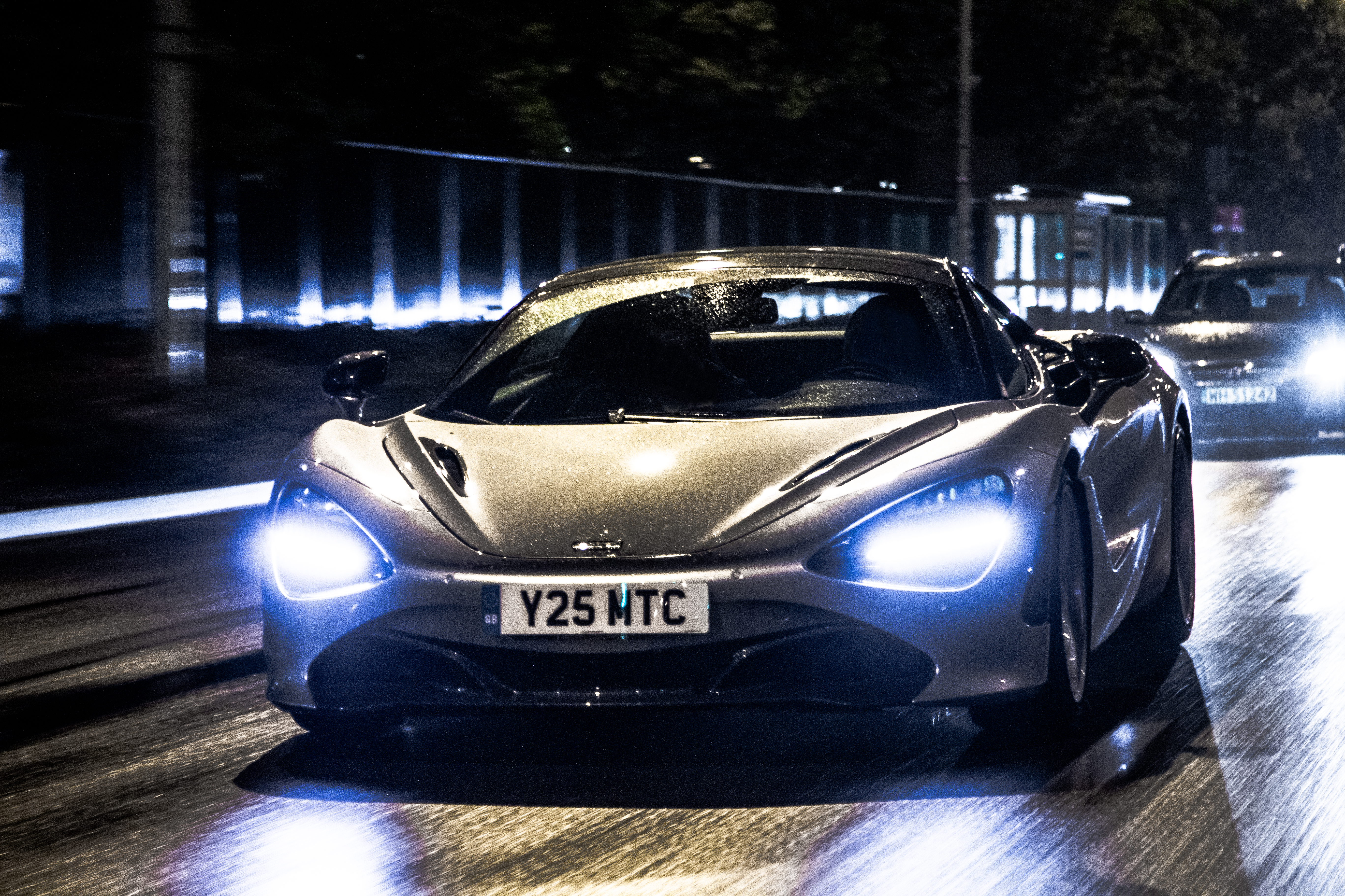 McLaren 720S front nocą