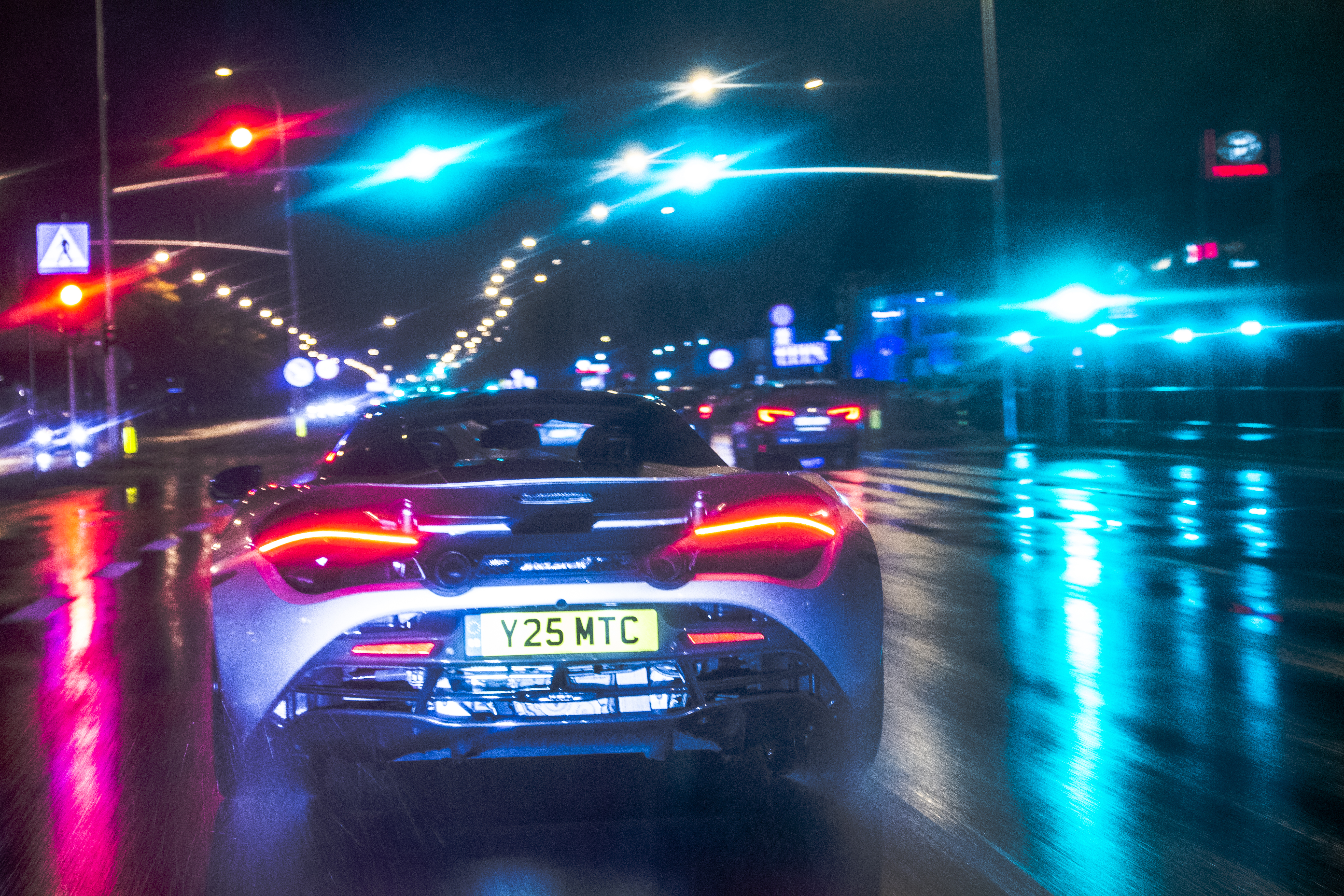 McLaren 720S na mokrej ulicy nocą