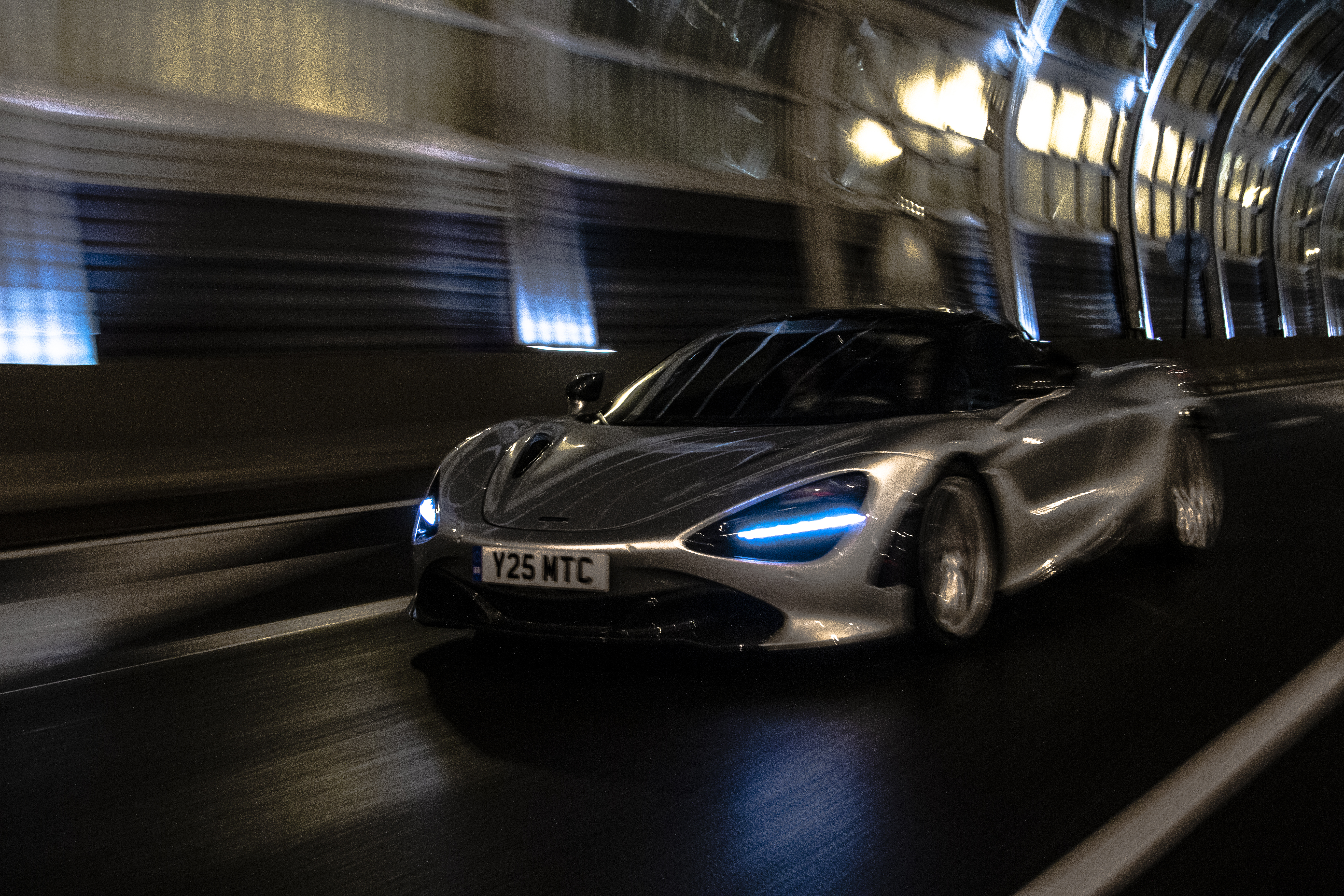 McLaren 720S w tunelu