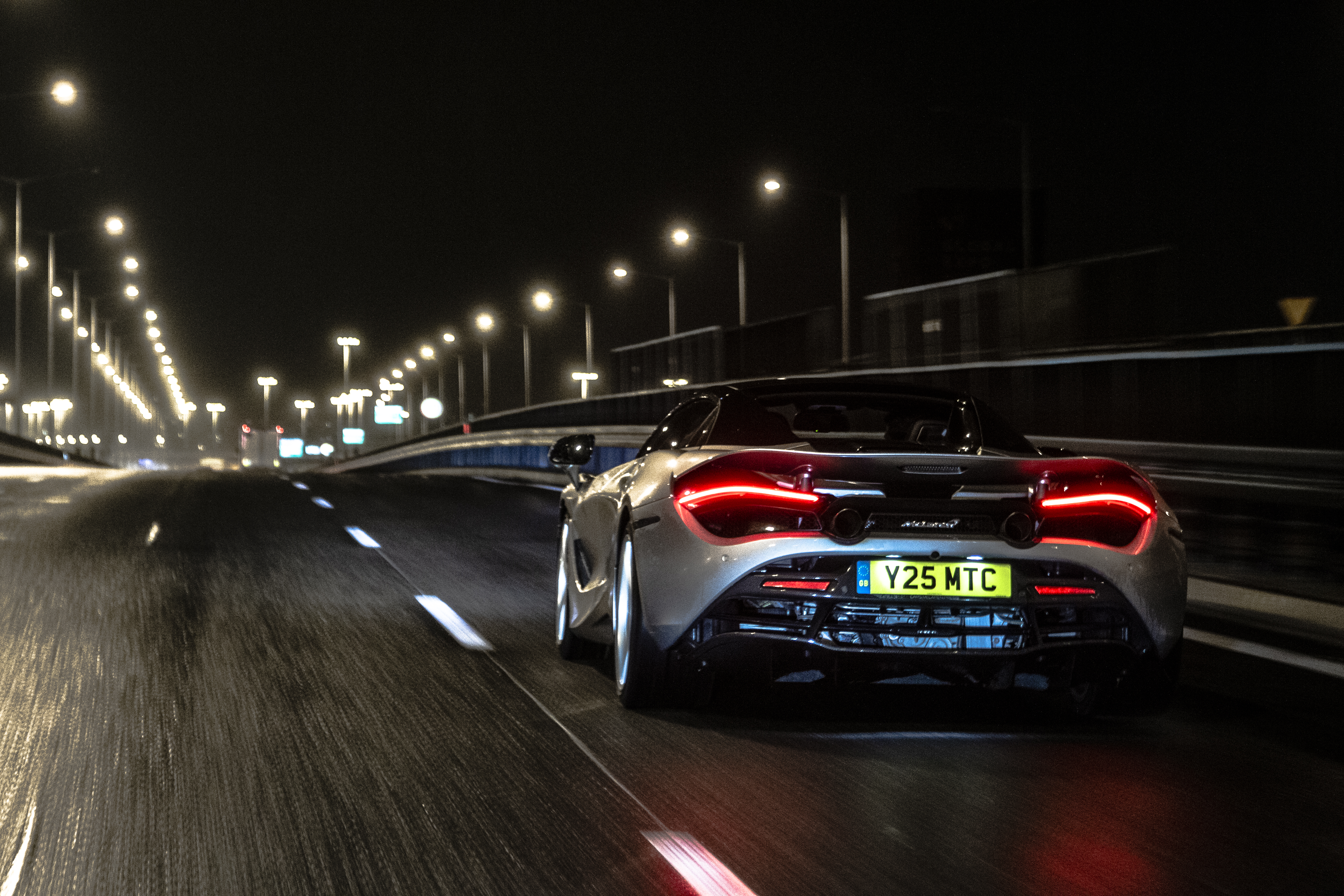 McLaren 720S na moście nocą