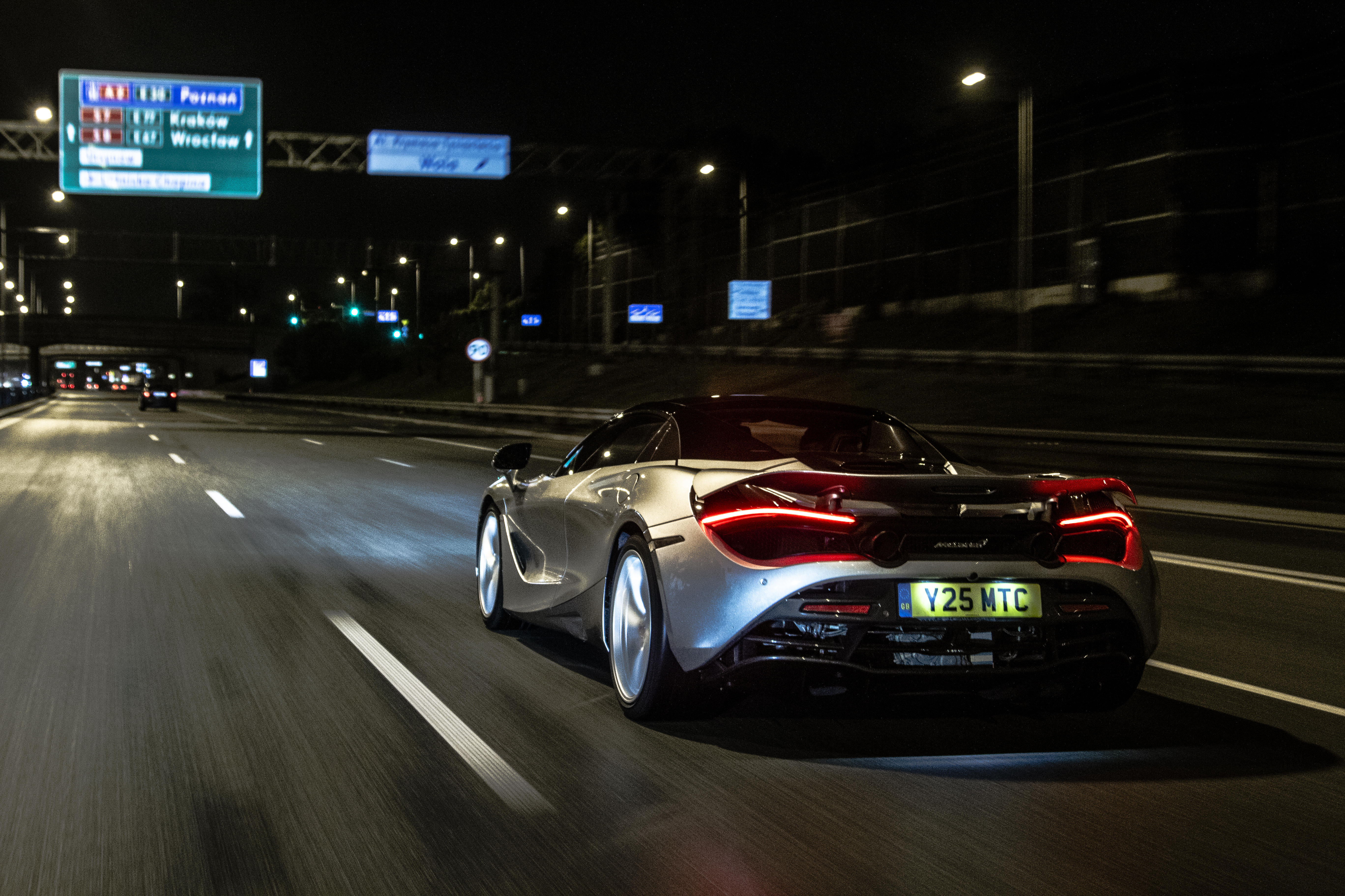 McLaren 720S na autostradzie