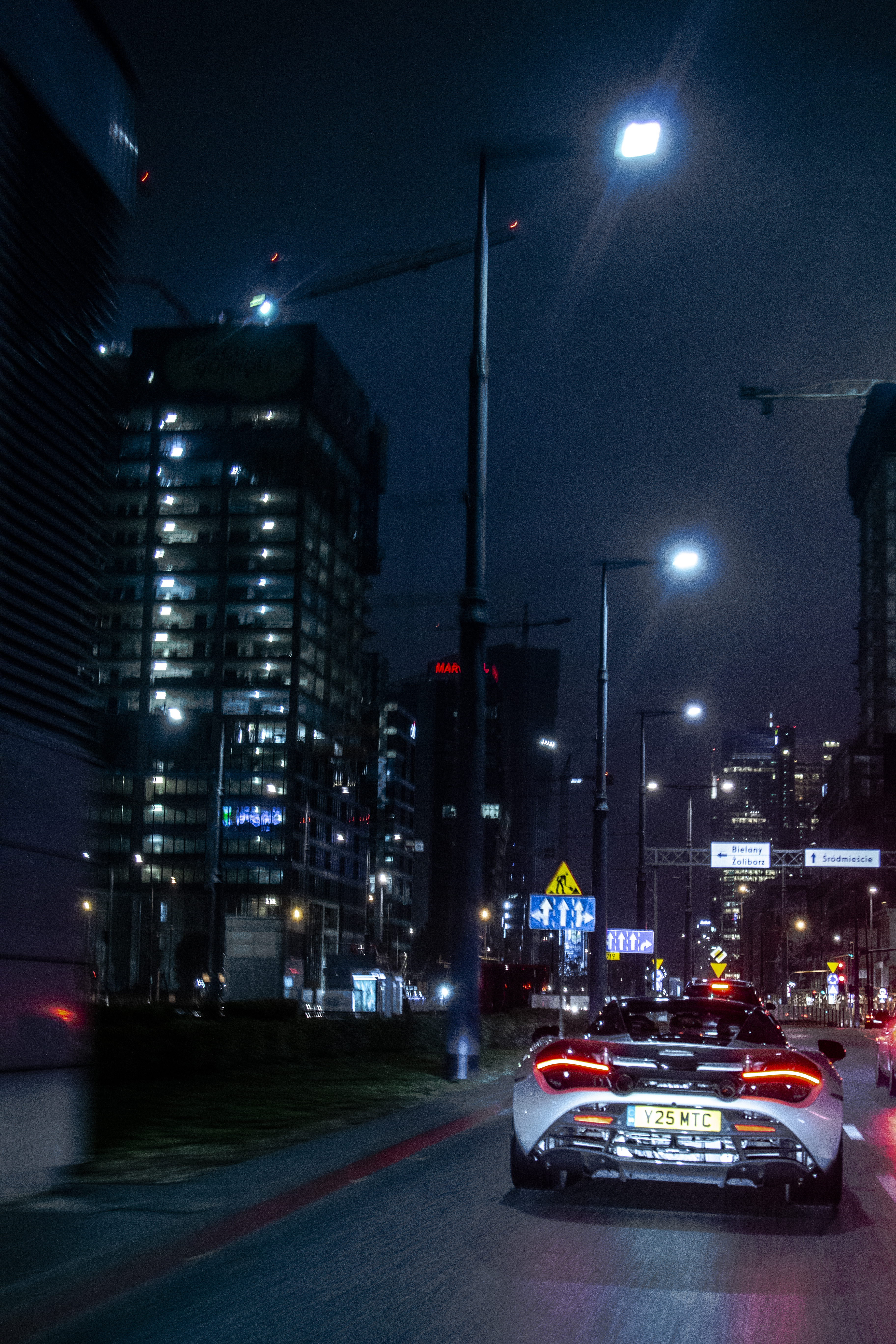 McLaren 720S z wieżowcem w tle